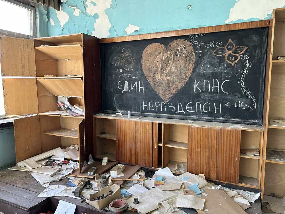 Млади социалисти спасяват историята на унищожената Гимназия по машиностроене в Дебелец