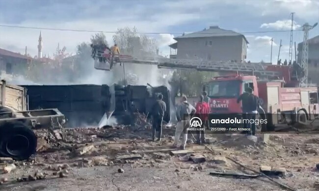 Седем души са загинали при тежка катастрофа между автобус и камион цистерна в Източна Турция, съобщи Ердоган