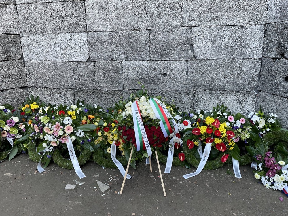 Главният прокурор Иван Гешев положи венци от името на Република България и българската прокуратура в лагера Аушвиц в памет на милионите жертви на Холокоста