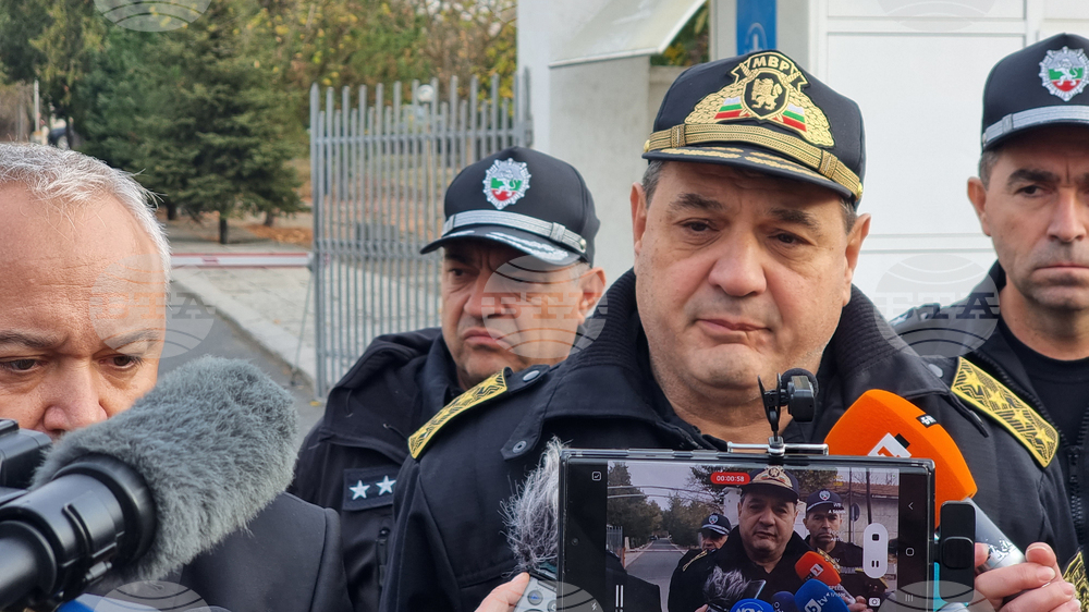 По граничния полицай снощи е стреляно, когато е насочил фенер към срез на оградата, каза главният секретар на МВР Петър Тодоров