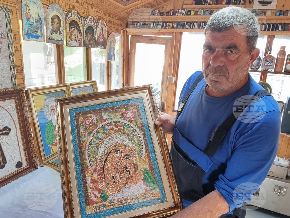 Пенсионер от димитровградското село Каснаково "зографисва" икони от тел