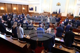 Парламент - извънредно заседание -  минута мълчание