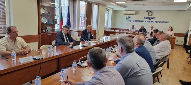 Средното поевтиняване за страната с 8,44 процента на парното и топлата вода от 1 юли бе обсъдено на открито заседание на КЕВР