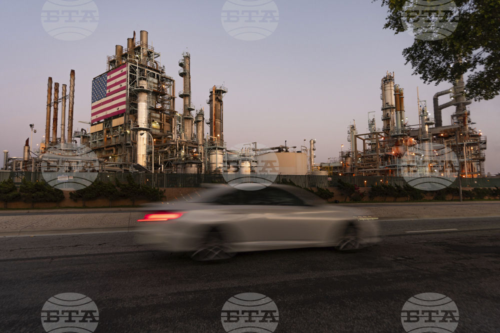 Цените на петрола се повишават заради прекъсвания на доставките от Венецуела и въпреки опасенията от излишък