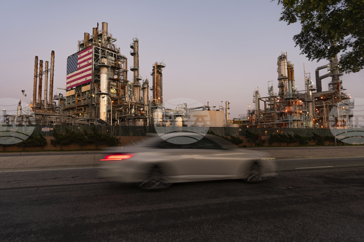 Цените на петрола се повишават днес докато инвеститорите оценяват сигналите