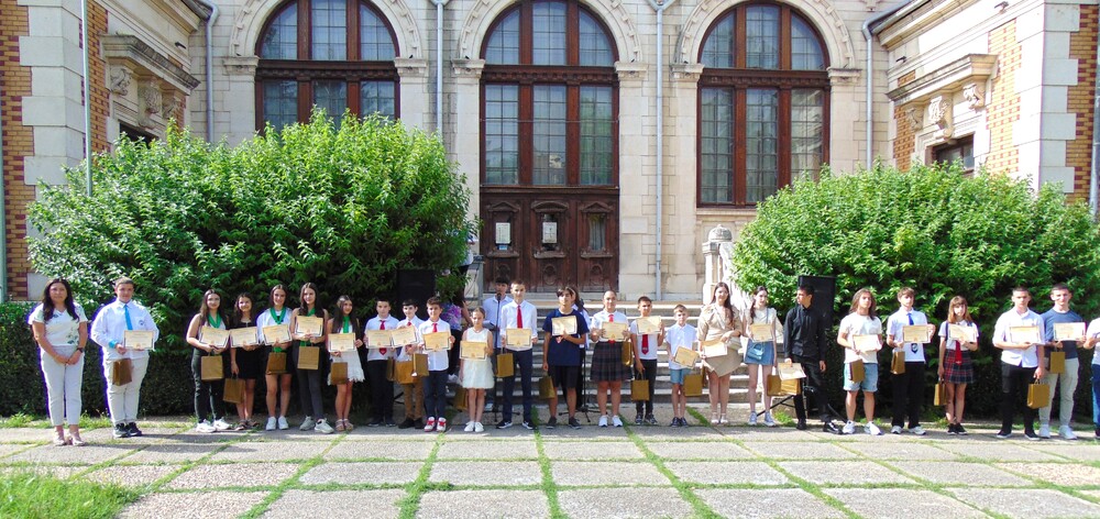 Община Шумен: Зам.-кметът по „Бюджет и финанси“ награди изявени ученици 