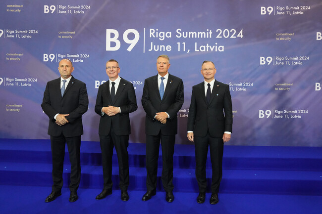 Румен Радев: Позицията на Б9 всяка държава сама да взима решения дали и как да оказва според възможностите си помощ за Украйна е в подкрепа на здравия разум и поставя фокус върху търсенето на решение за постигане на мир чрез преговори 