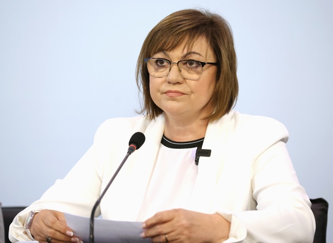 Вратата на "крепостта" на БСП няма да бъде разбита отвън, а ще бъде отворена отвътре, предупреждава председателят в оставка Корнелия Нинова