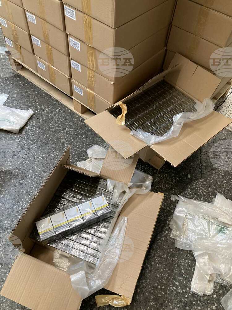 Митничари откриха 76 800 къса контрабандни цигари на "Капитан Андреево"