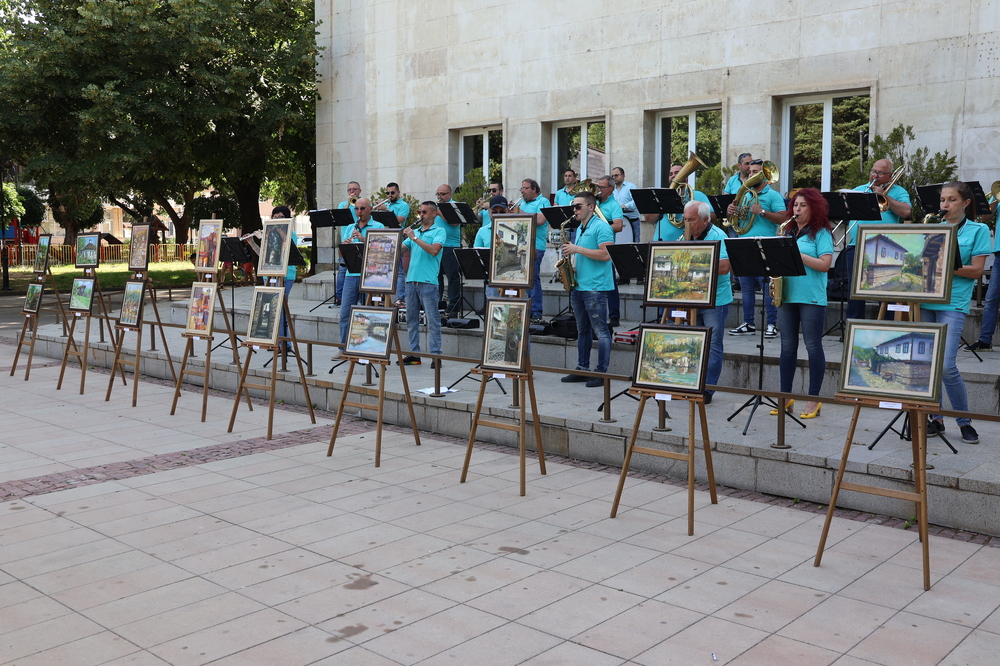 Община Ловеч: Участниците в 19-ия национален пленер по живопис „Синя зона“ показаха работите си от Ловеч в изложба