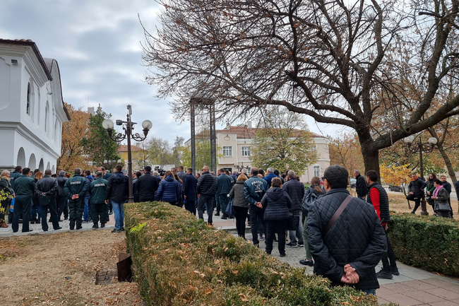 Стотици хора се поклониха пред тленните останки на убития на 7 ноември граничен полицай Петър Бъчваров