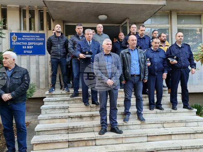 Служители на МВР във Враца отдадоха почит с минута мълчание пред паметта на загиналия граничен полицай
