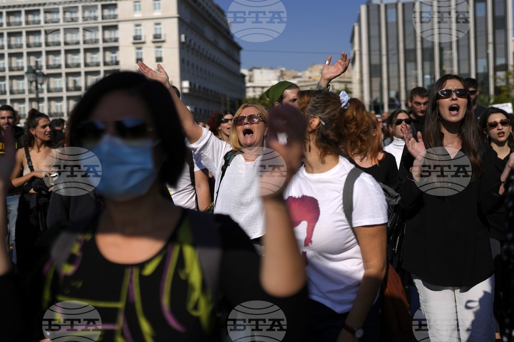 Стачка предизвика хаос в Атина; протестиращи влязоха в кратки сблъсъци с полицията, която използва сълзотворен газ