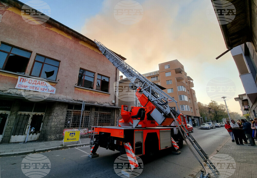 Пожарът в центъра на Казанлък е овладян, димят тлеещи останки от оборудване