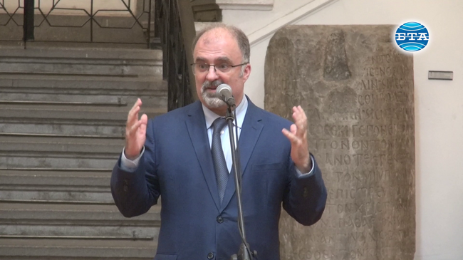 Когато човек знае историята, може да се бори хубавите неща да се повторят, а лошите – не, заяви Найден Тодоров