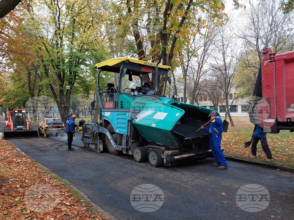 Продължава асфалтирането на паркови алеи в град Видин