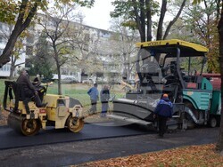 Продължава асфалтирането на паркови алеи в град Видин