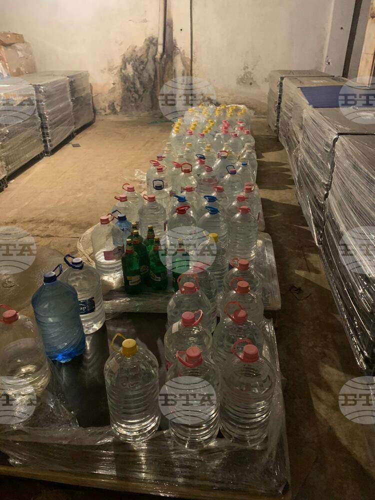 Полицаи разкриха склад за нелегален алкохол в Харманли
