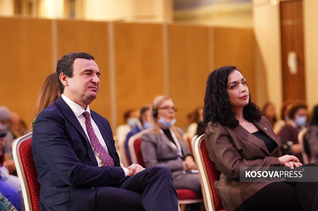 Президентът и премиерът на Косово са в Париж за Форума на мира, възможна е среща на премиера Курти със сръбския президент Вучич