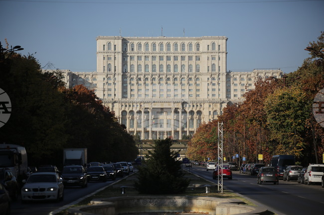 Румънското правителство оцеля след вот на недоверие