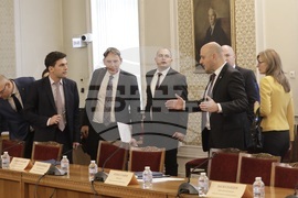 Парламент - Комисия по конституционни въпроси