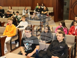 Снимка: Община Хасково - Втори ден продължават срещите – разговори от първо лице за наркотичните зависимости.  