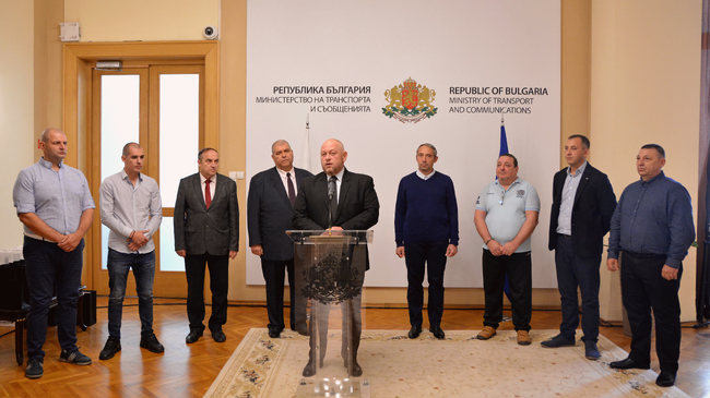 МТС награди служителите на железницата и пожарникаря за навременна реакция при инцидента с влака от София за Варна