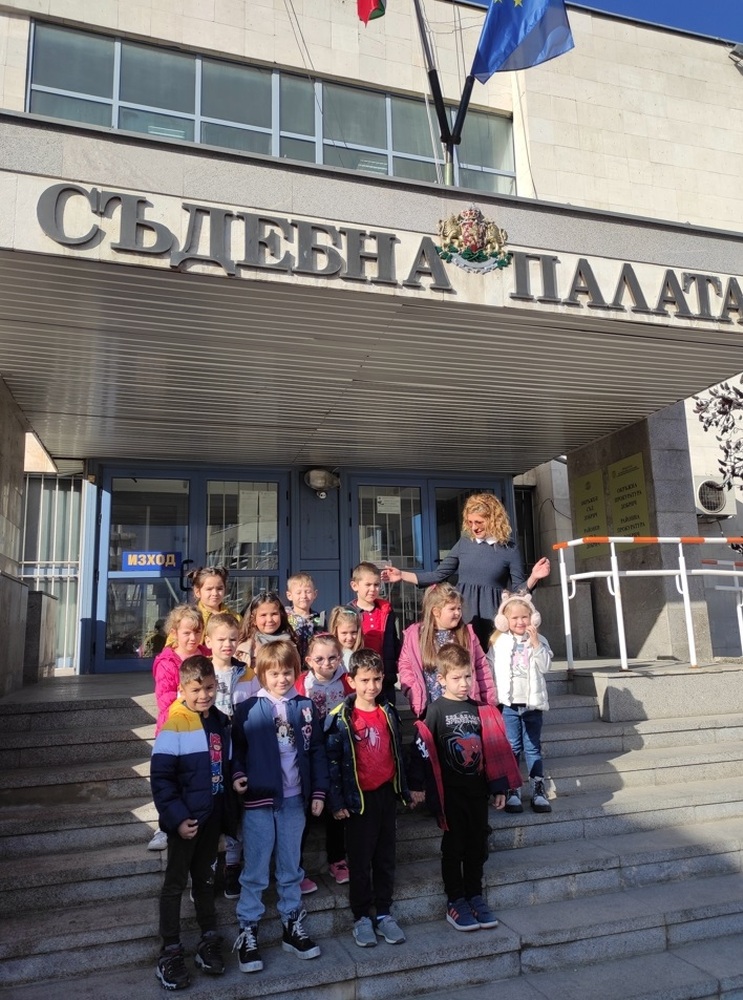Деца от детска градина „Бодра смяна“ посетиха Районния съд в Добрич