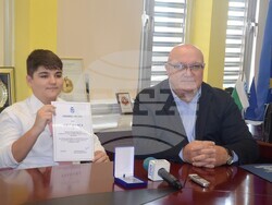Снимка: Община Видин - Кметът на Видин награди ученик, спечелил златен медал по английски на международно състезание
