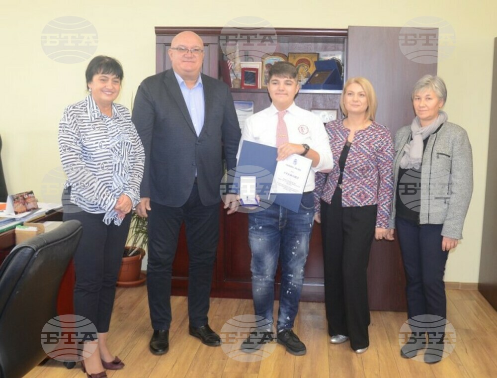 Кметът на Видин награди ученик, спечелил златен медал по английски на международно състезание