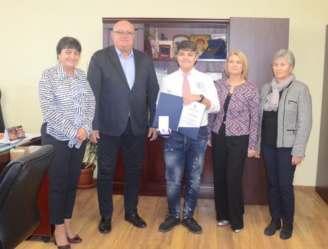 Кметът на Видин награди ученик, спечелил златен медал по английски на международно състезание