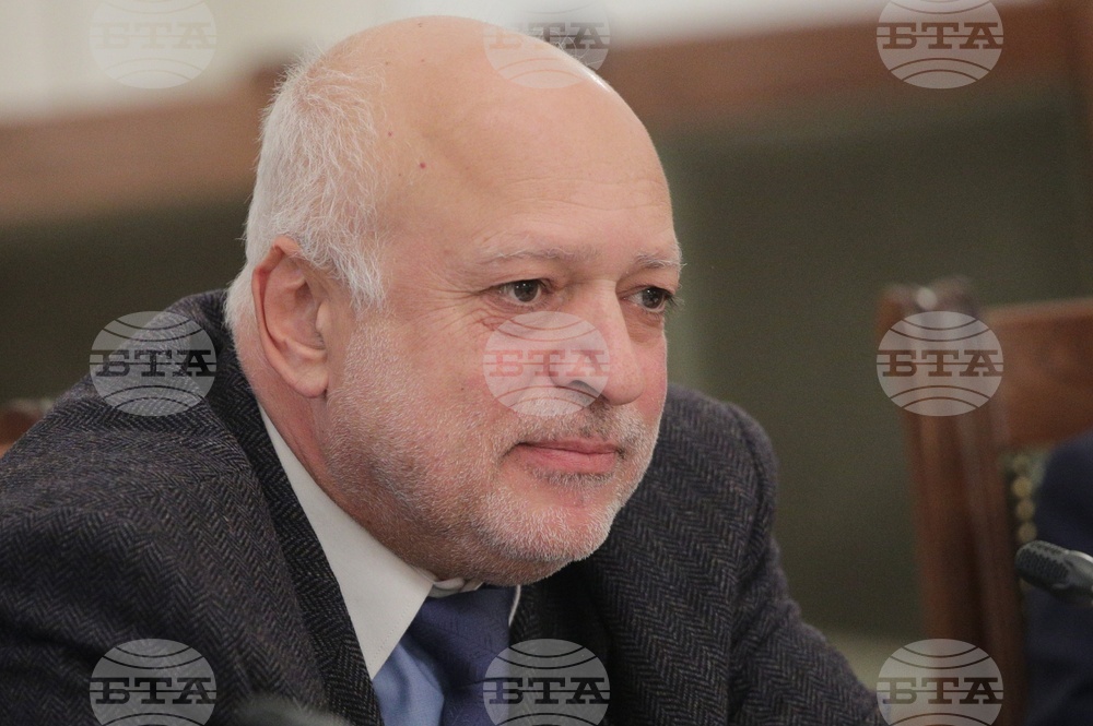 Следващата седмица ще започне проверка за назначенията в Народния театър, каза министърът на културата проф. Велислав Минеков