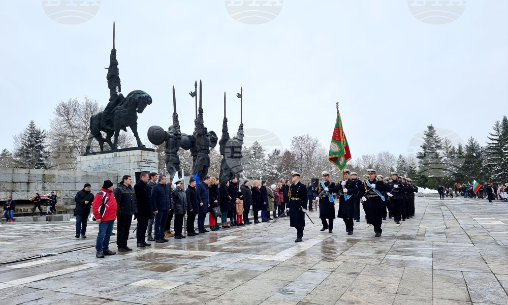 Общественици и граждани на Добрич положиха цветя на паметника на хан Аспарух по случай Националния празник