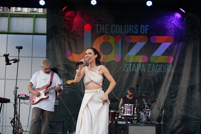 Стотици старозагорци и гости на града приветстваха Маги Джанаварова във втората вечер на Jazzфест 2024