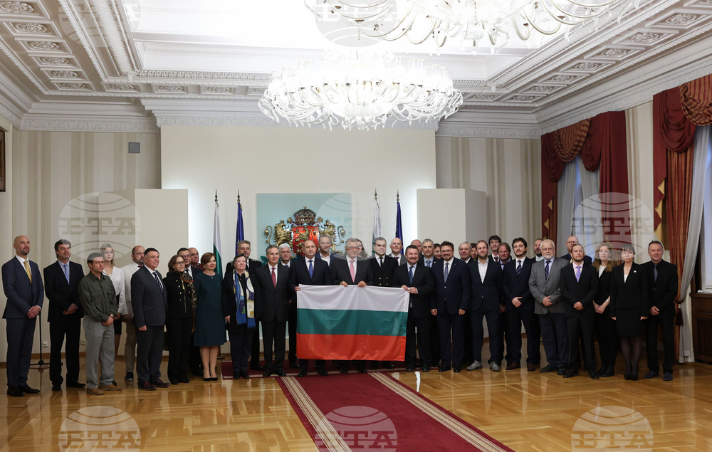 31st Bulgarian Antarctic Expedition Receives National Flag from President before Departure