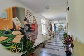 Мадан - гимназия с образите на Кирил и Методий, Паисий Хилендарски, д-р Петър Берон