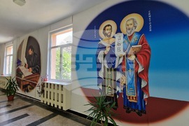 Мадан - гимназия с образите на Кирил и Методий, Паисий Хилендарски, д-р Петър Берон