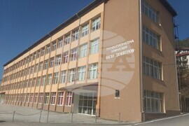 Мадан - гимназия с образите на Кирил и Методий, Паисий Хилендарски, д-р Петър Берон