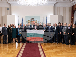 Снимка: Прессекретариат - На церемония в Гербовата зала Румен Радев връчи националния флаг на изследователите от 31-ата Българска антарктическа експедиция