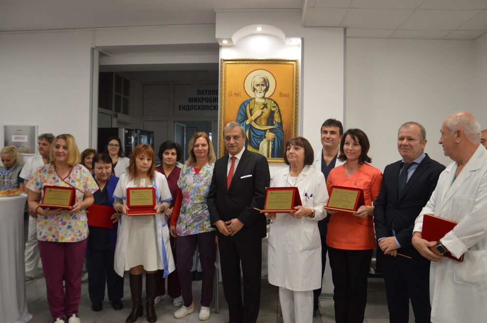 С водосвет за здраве бе отбелязан днешният християнски празник в СБАЛО „Св. Мина“, кметът Илко Стоянов връчи плакети на лекари и медицински сестри за висок професионализъм