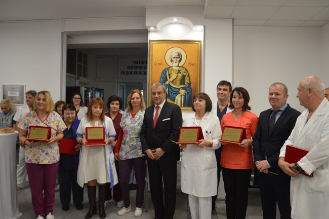 С водосвет за здраве бе отбелязан днешният християнски празник в СБАЛО „Св. Мина“, кметът Илко Стоянов връчи плакети на лекари и медицински сестри за висок професионализъм
