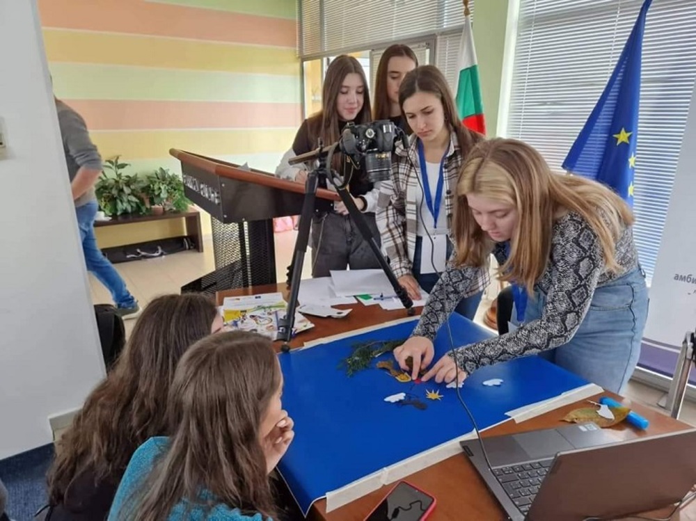 Младежи от три държави си партнираха по културен проект