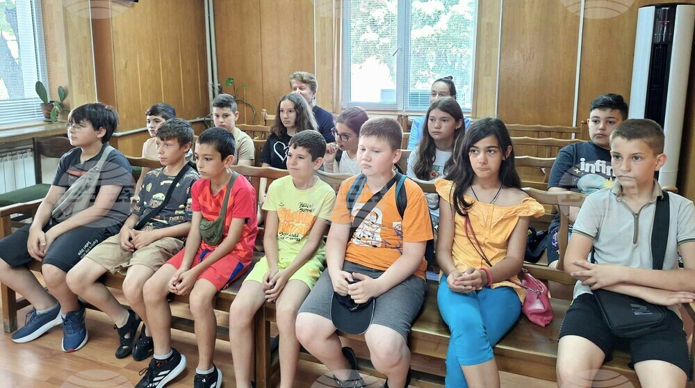 Четвъртокласници от Силистра посетиха за първи път Съдебната палата в града