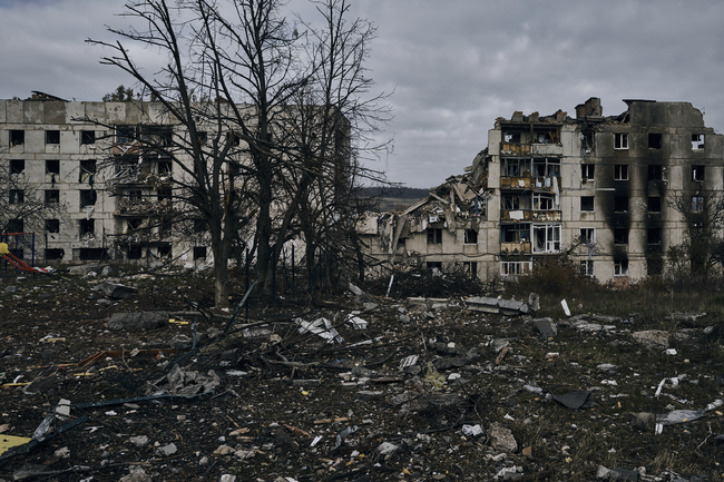 След изтеглянето си от западния бряг на река Днепър в Украйна руската армия се преоборудва и готви за отбрана