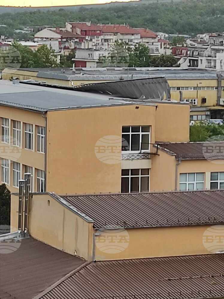 Утрешният ден е обявен за неучебен за великотърновското училище “Вела Благоева“ заради щетите на покрива, нанесени от бурята днес