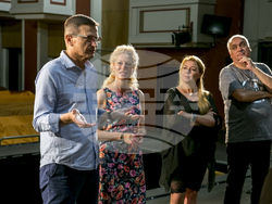 Снимка: Национален музикален театър - Репетиции на Цигулар на покрива