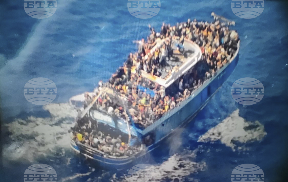 Ройтерс: Гръцки съд обвини 17 служители на бреговата охрана във връзка със смъртоносно корабокрушение с мигранти през 2023 година