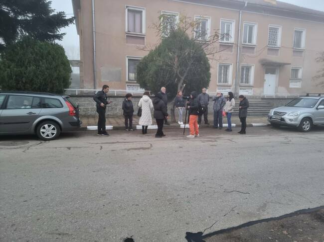 Жителите на село Бузовград организират протести срещу освобождаването на обвиняемия за тежък пътен инцидент, при който загина дете