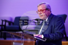 Международна конференция-дискусия „Изправени пред войната“