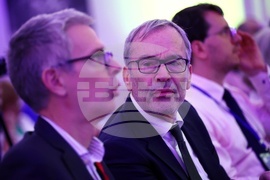 Международна конференция-дискусия „Изправени пред войната“